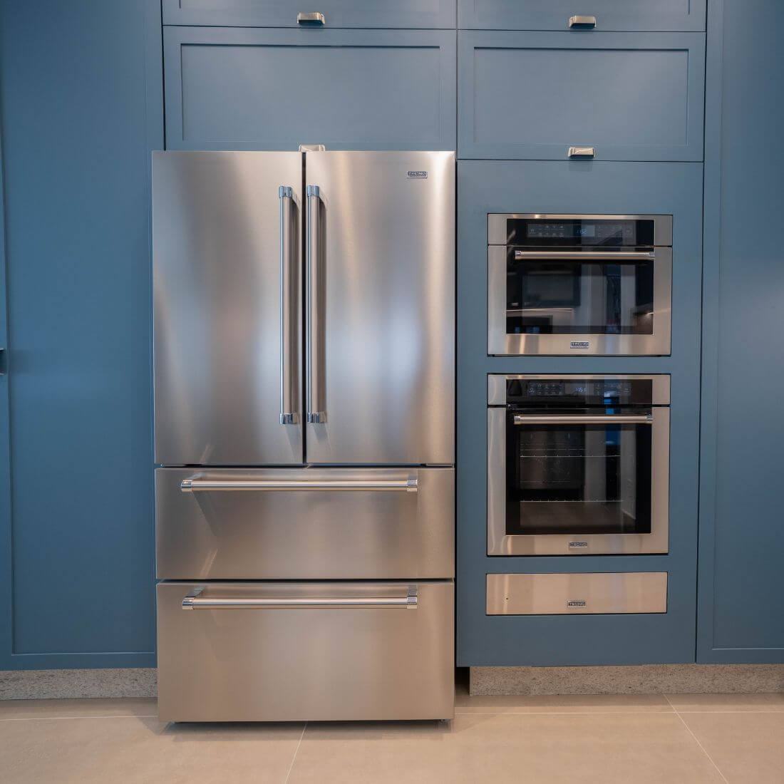 Refrigerador Tecno Professional French Door 571 litros inox com forno embutido em cozinha planejada.
