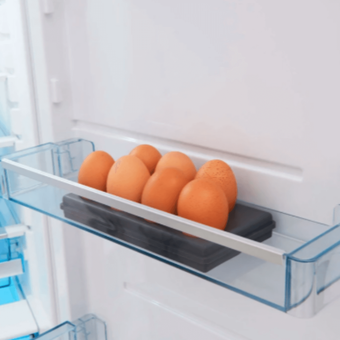 Ovos organizados em prateleira de refrigerador Gorenje, mostrando eficiência e praticidade no armazenamento.