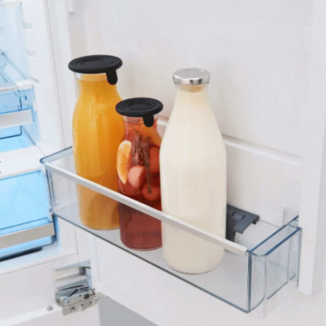Gaveta do refrigerador Gorenje com garrafas de sucos e leite bem organizadas para fácil acesso.