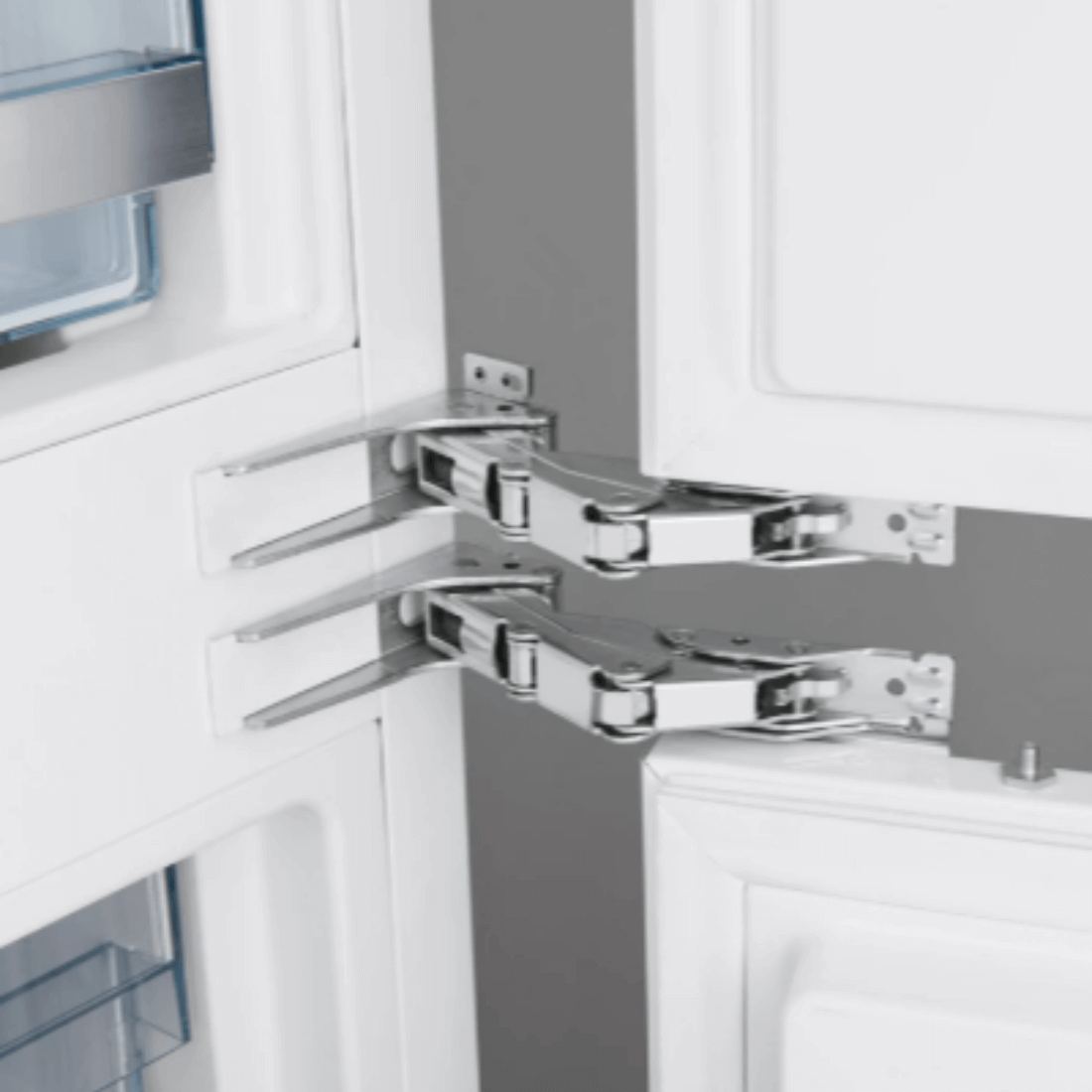 Detalhe das dobradiças em aço do refrigerador Gorenje, garantindo abertura suave e eficiente das portas.