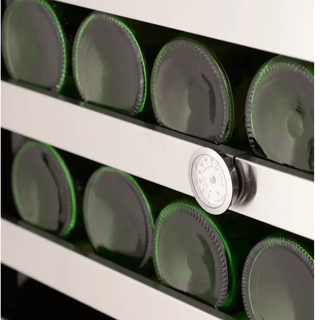 Adega de vinhos Dual Zone com garrafas e termômetro embutido para controle de temperatura.