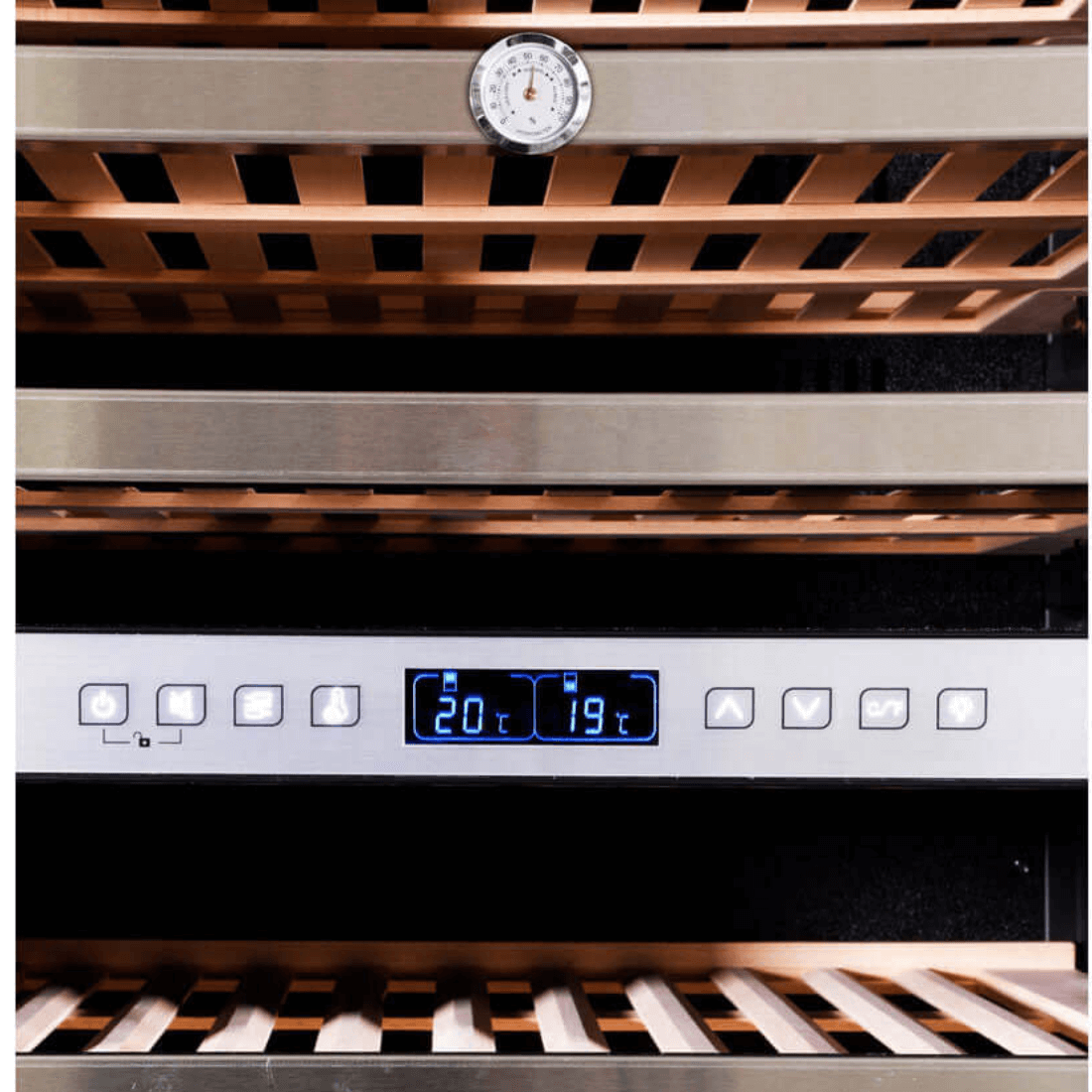 Painel de controle da adega de vinhos com temperaturas ajustáveis e prateleiras de madeira, ideal para armazenamento de vinhos.