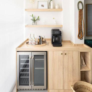 Adega e Cervejeira Evol Smart Inox 60cm, adega climatizada embutida inox 18 garrafas e cervejeira 58L em bancada de madeira