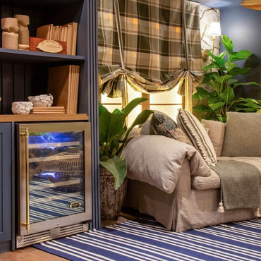 Adega Tecno Vintage 43 Garrafas Inox 60cm - Abertura Direita: adega climatizada inox 43 garrafas embutida em sala com porta de vidro e puxador dourado