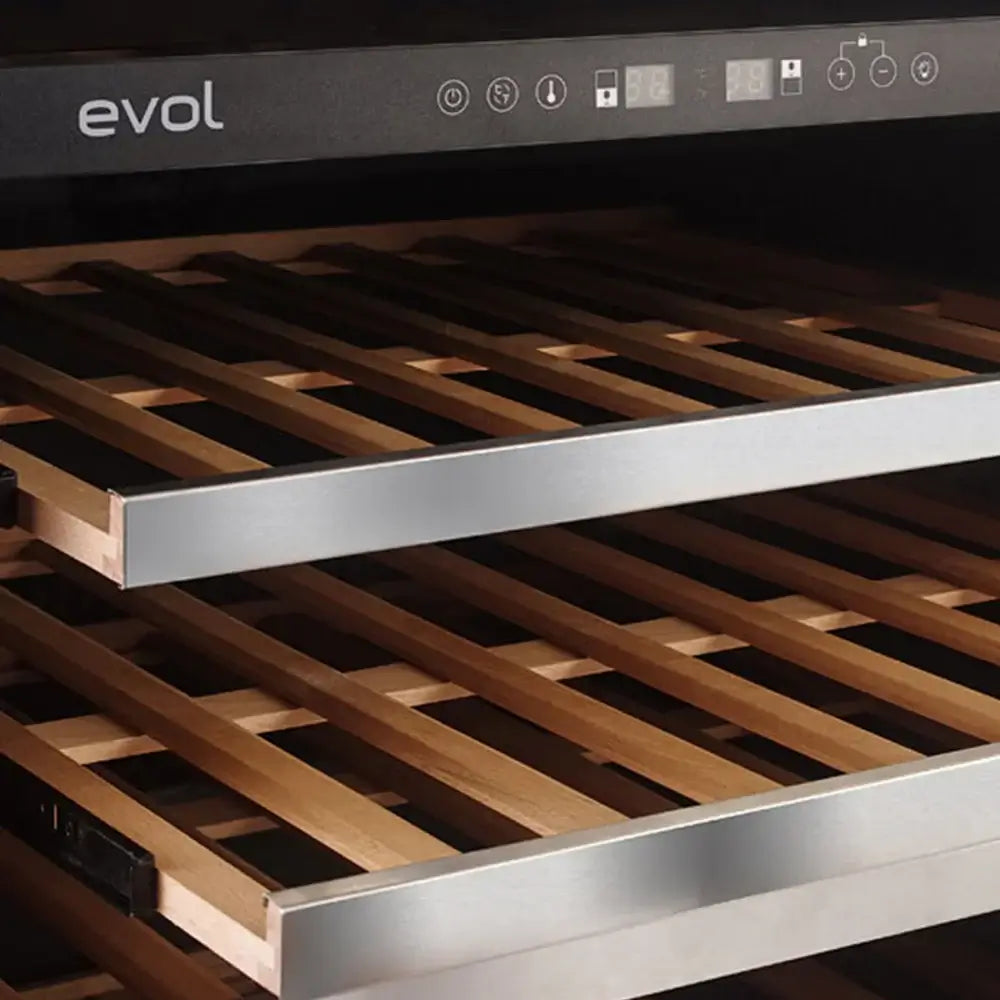 Interior da adega Evol com prateleiras de madeira e controle digital, ideal para armazenar vinhos.