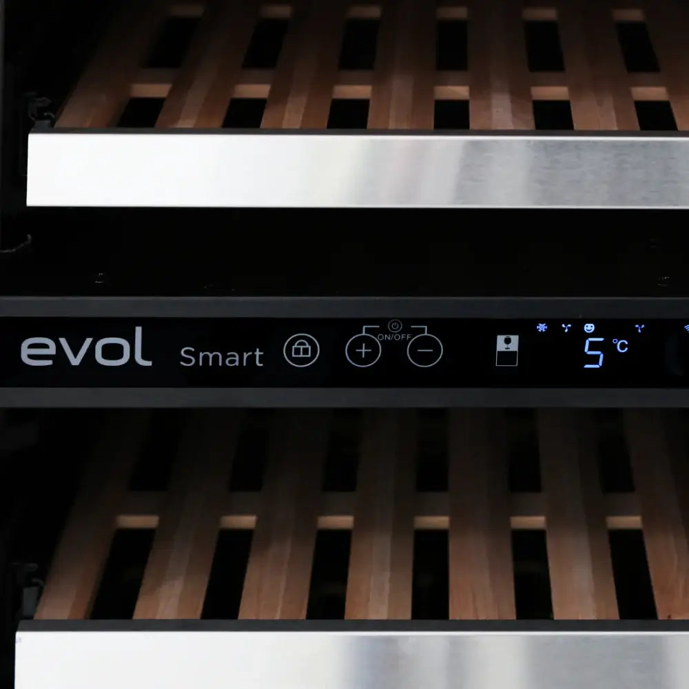 Visor do comando digital da adega Evol Smart com temperatura em 5°C e estantes de madeira.