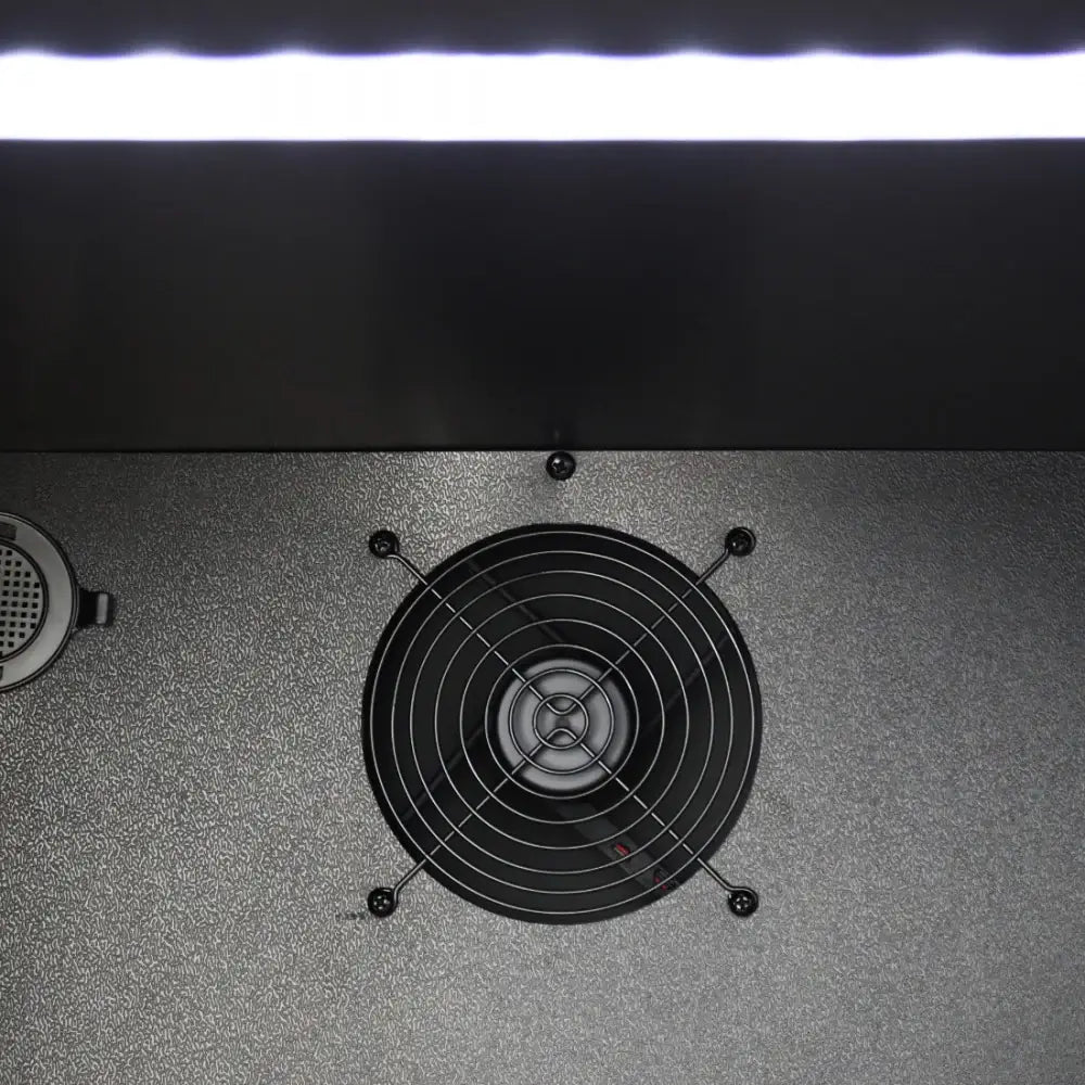 Interior da adega com ventilador e iluminação LED, ideal para refrigeração de vinhos.