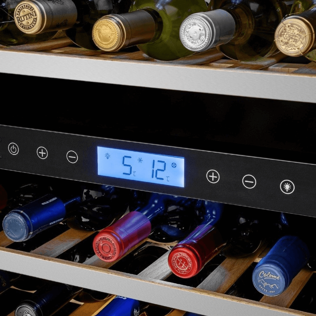 Painel de controle da adega Tecno Professional com temperatura ajustada para conservação de vinhos.