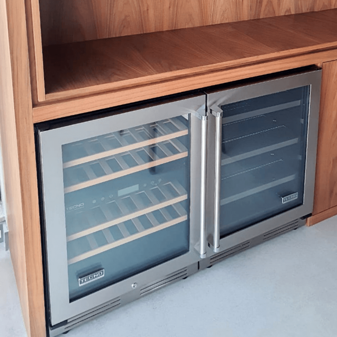 Adega de vinhos Tecno Professional 43 garrafas com design embutido e portas em vidro.