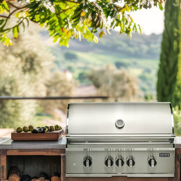 Churrasqueira a Gás Coyote Série SL3 3 Queimadores em ambiente gourmet com vista natural