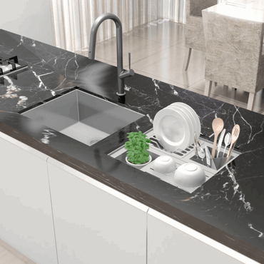 Canal Organizador Debacco Quadratino 450 Inox com acessórios em cozinha moderna com louças e utensílios.