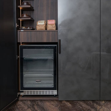 Cervejeira CrissAir 135 Litros Inox 60cm - Abertura Esquerda instalada em cozinha moderna.