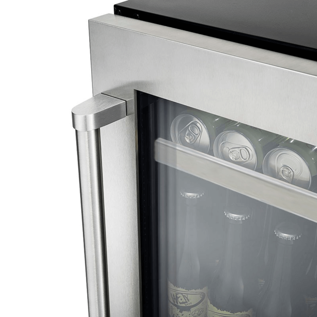 Detalhe da Cervejeira Tecno Professional, porta em inox e latas de cerveja visíveis.