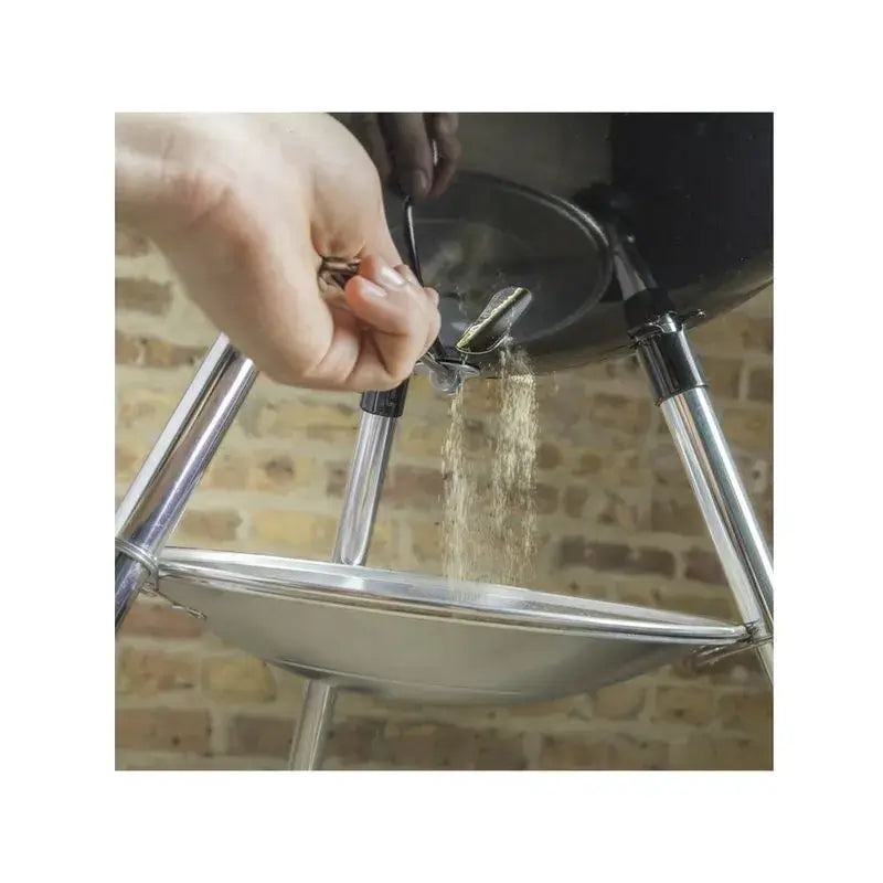 Ajustando a churrasqueira a carvão Weber Original Kettle para facilitar a limpeza de cinzas.
