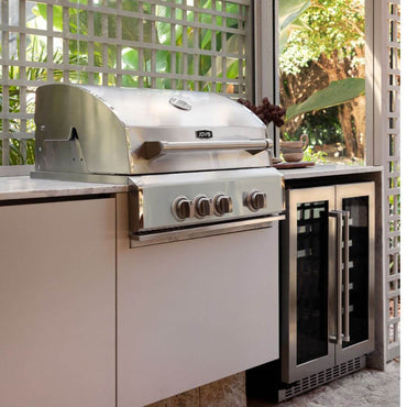 Churrasqueira à Gás Evol Verona com 3 queimadores em inox instalada em uma área externa ao ar livre.