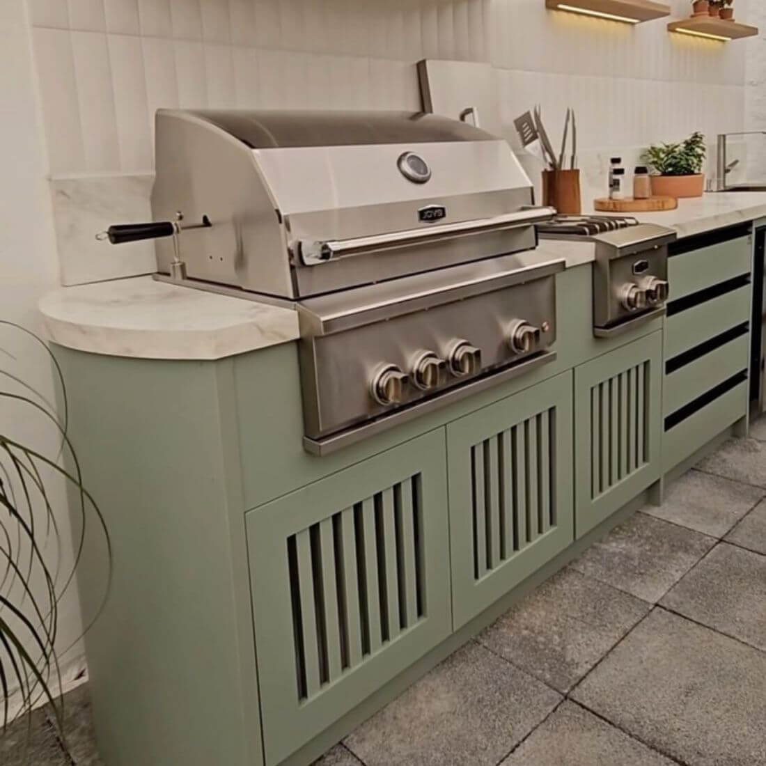 Churrasqueira Evol Modena 28 Inox 3 Queimadores 70cm instalada em bancada embutida, inox escovado, 3 queimadores e tampa com puxador