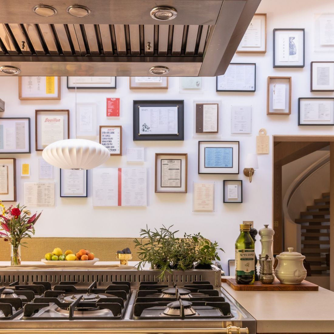 Coifa Bertazzoni Leone de Ilha Inox 106cm em cozinha moderna, com utensílios e decoração em destaque.