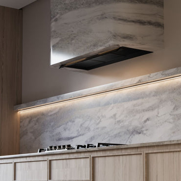 Coifa de Embutir no Móvel Debacco Montreal 90cm Vidro Preto embutida com vidro preto, acabamento liso, iluminação LED e duto oculto