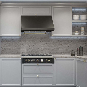 Coifa Elica de Parede New Calabria Vintage 91cm Preto Fosco instalada em parede, acabamento preto fosco inclinado, painel com botões e iluminação