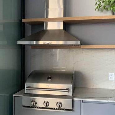 Coifa Evol Omega para Churrasqueira Inox 90cm — coifa de parede em inox AISI 304 piramidal sobre churrasqueira, duto visível e acabamento escovado