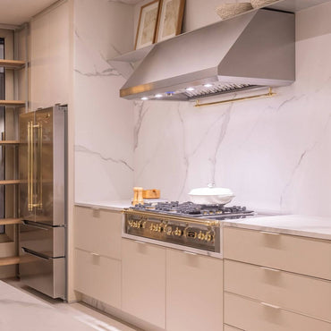 Coifa Elica de Parede New Calabria Vintage 122cm Inox em aço inox inclinada com iluminação LED, painel de botões e duto aparente