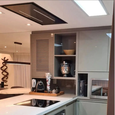 Coifa CrissAir de embutir no Teto Inox 120cm instalada em cozinha moderna com detalhes sofisticados.