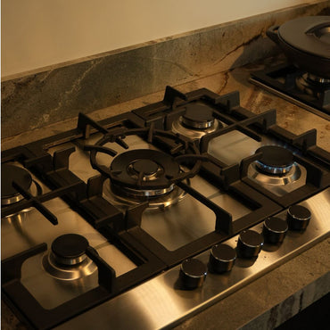 Cooktop à Gás Debacco Zurique 5 Bocas Inox 70cm em inox escovado com 5 queimadores, trempes de ferro fundido e acendimento automático