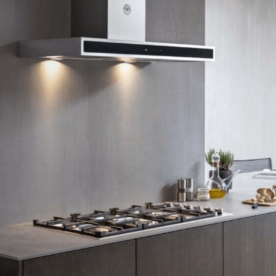 Cooktop Bertazzoni a gás de 6 bocas com design profissional em cozinha moderna.