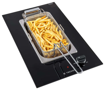 Cooktop elétrico Tecno dominó com fritadeira embutida 30cm em vitrocerâmica preta e cesto cheio de batatas - Cooktop Dominó Fritadeira Elétrica Tecno 30cm