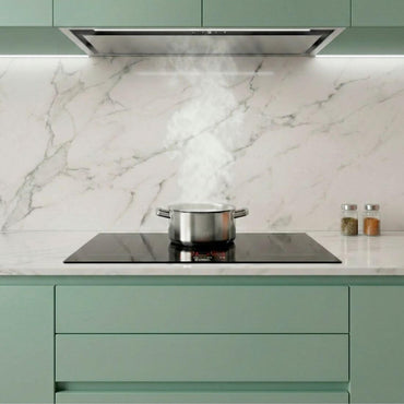 Cooktop Evol Indução 5 Bocas 90cm preto vitrocerâmico com panela fervendo e exaustor em cozinha moderna