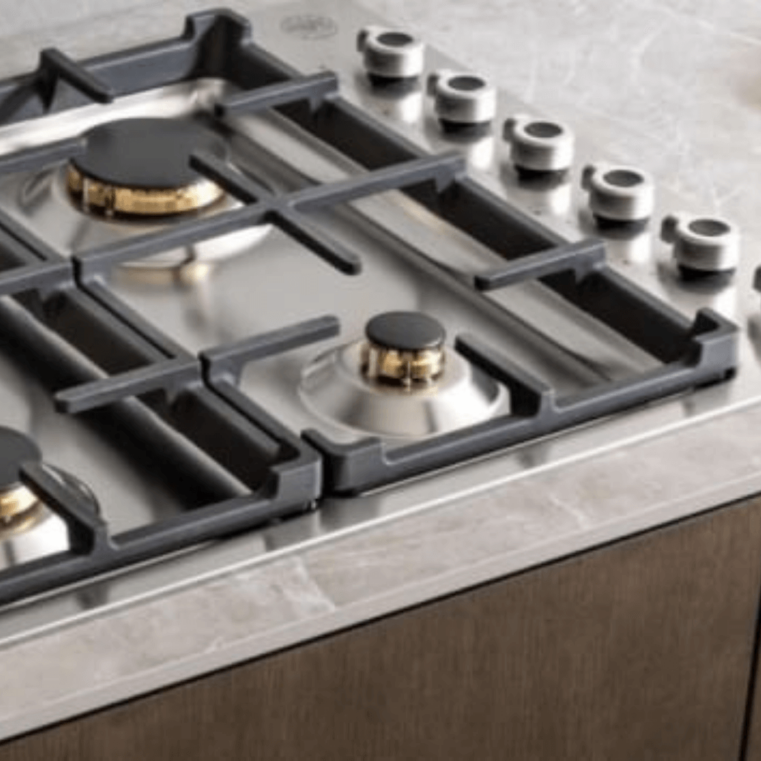 Cooktop Bertazzoni profissional a gás, 6 bocas em inox, com queimadores e trempes robustas.