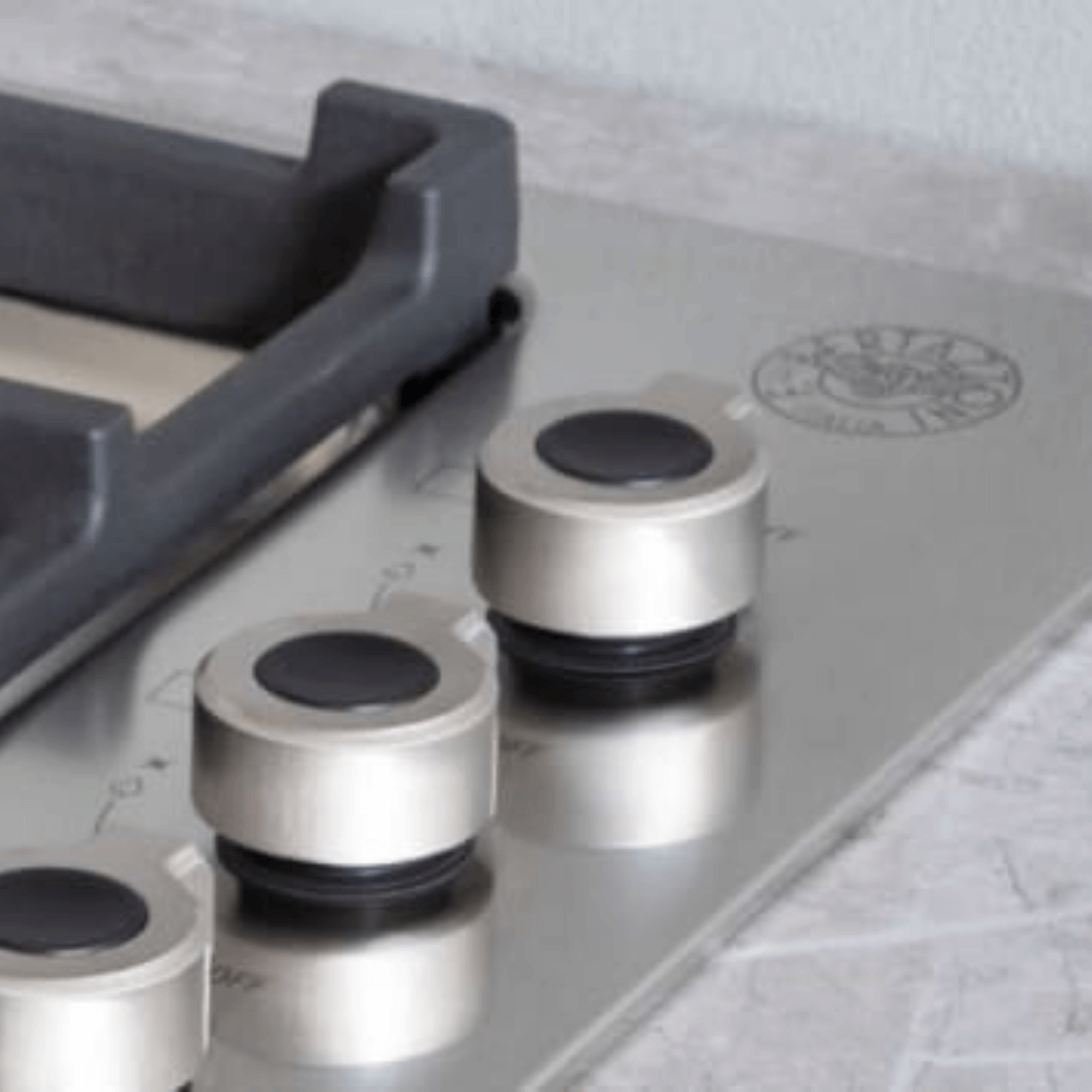 Botões de controle do cooktop Bertazzoni em inox, destacando sua qualidade e design profissional.