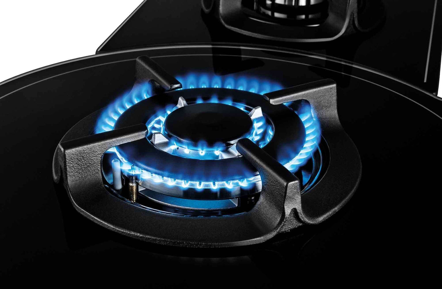 Chama azul acesa em queimador de cooktop Tecno Rota a Gás, destacando eficiência e design moderno.