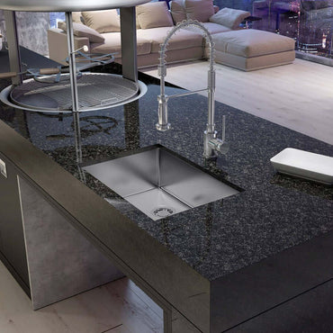 Cuba de embutir Inox Escovado 60cm Debacco Quadratino instalada em bancada de granito com estilo moderno.