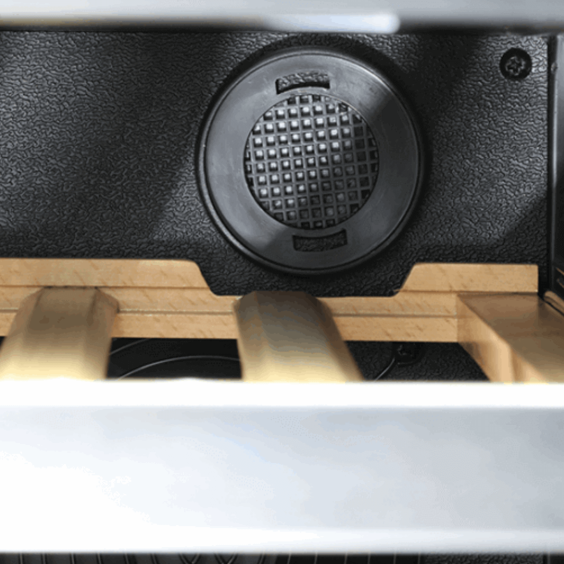 Detalhe da prateleira de madeira e ventilação da adega Evol Smart 46 garrafas dual zone.