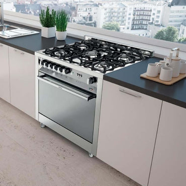 Fogão Lofra New Maxima 5 bocas inox com forno elétrico em cozinha moderna, 90cm de largura.