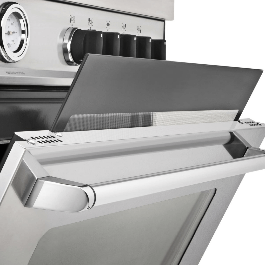 Porta do forno a gás Bertazzoni Master em inox aberta, destacando o design audacioso e práticas funcionalidades.