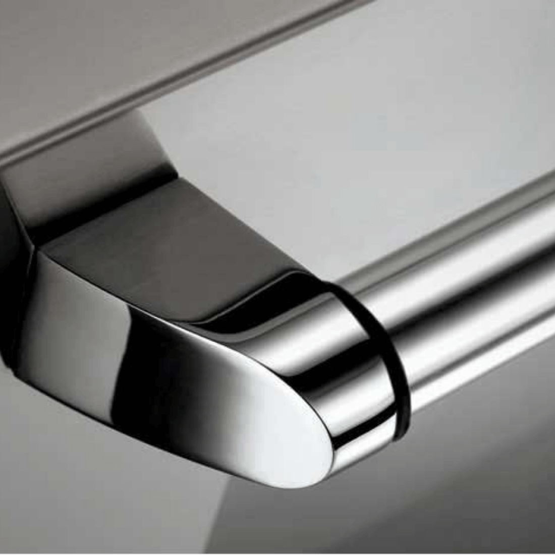 Detalhe do puxador inox do fogão Bertazzoni, destacando o design moderno e acabamento de alta qualidade.