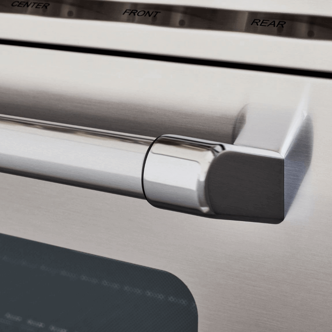 Detalhe da alça do forno elétrico Bertazzoni, em inox escovado, com design moderno e funcional.