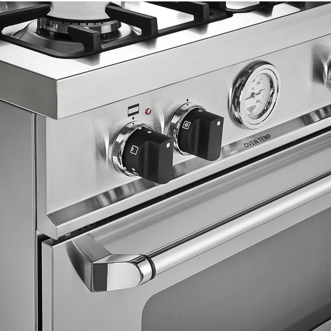 Painel de controle e queimadores do fogão Bertazzoni Master 5 bocas em inox, com acabamento moderno e funcional.