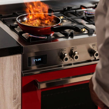 Fogão Bertazzoni Professional Vermelho 90cm 6 Bocas Forno Elétrico 108L — fogão de piso vermelho inox com painel inox, botões frontais e trempes em ferro.