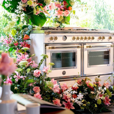 Fogão Bertazzoni Heritage Marfim 120cm 6 Bocas Forno Elétrico 138L fogão de piso creme com acabamento vintage, grelhas e puxadores dourados