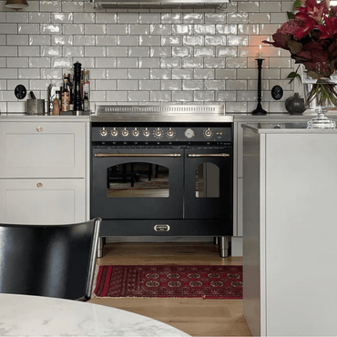 Fogão Lofra Dolcevita Preto 90cm 5 Bocas Forno Duplo Elétrico 106L — fogão de piso preto fosco com painel dourado, grelhas profissionais e forno duplo