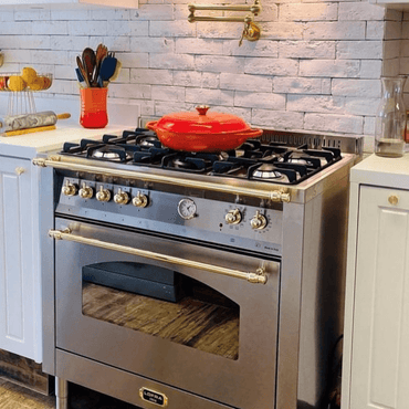 Fogão Lofra Dolcevita Inox 90cm 5 Bocas Forno Elétrico 102L: fogão de piso inox 5 bocas com forno elétrico, grelhas em ferro fundido e puxadores dourados