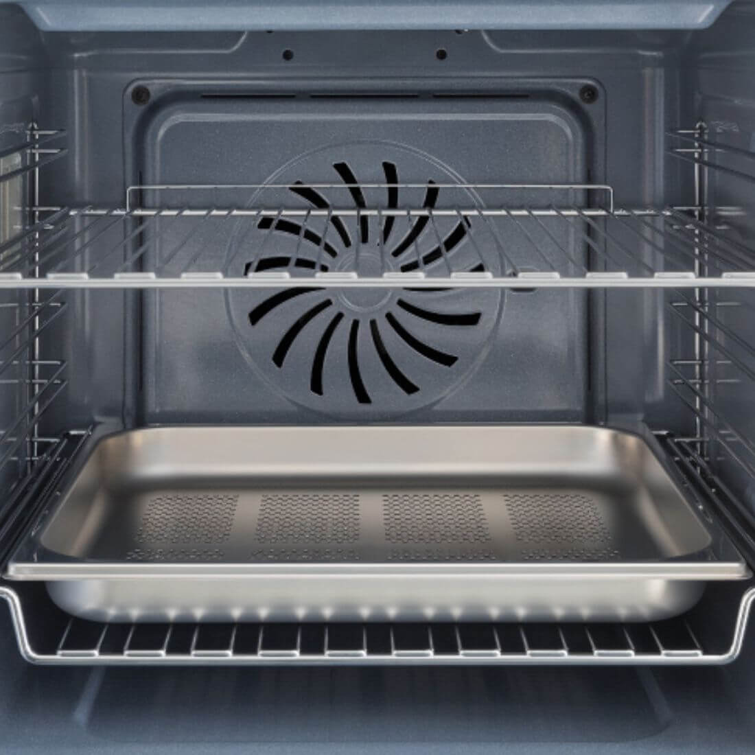 Interior do Forno Elétrico Bertazzoni Professional 76 Litros 11 Funções Inox 60cm com bandeja e prateleiras.