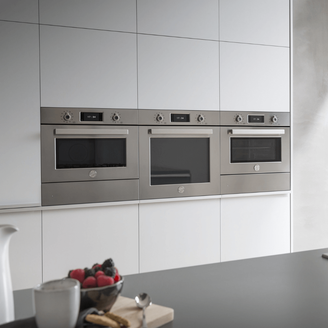 Forno Bertazzoni Professional Combinado com Micro-ondas 40 Litros Inox 60cm embutido em inox com painel digital, porta de vidro e design moderno