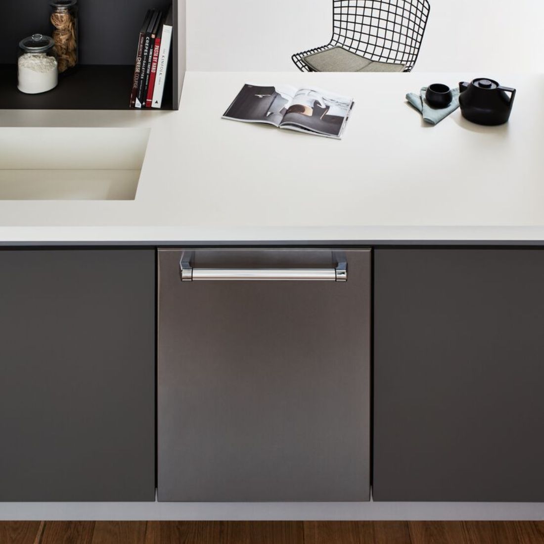 Lava-Louças Bertazzoni Master 14 Serviços Inox 60cm instalada em uma cozinha moderna com bancada clara.