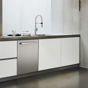 Lava-Louças Bertazzoni Professional 14 Serviços Inox 60cm em uma cozinha moderna com pia e louças.