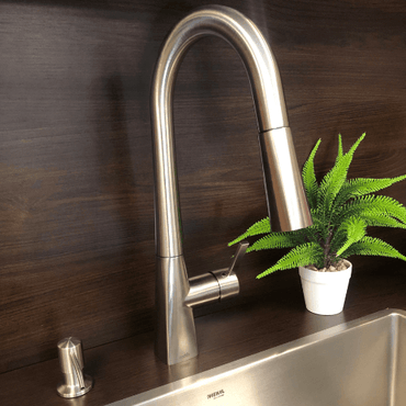 Misturador Monocomando Codda com Ducha Retrátil Aria Níquel Escovado instalado em cozinha moderna.