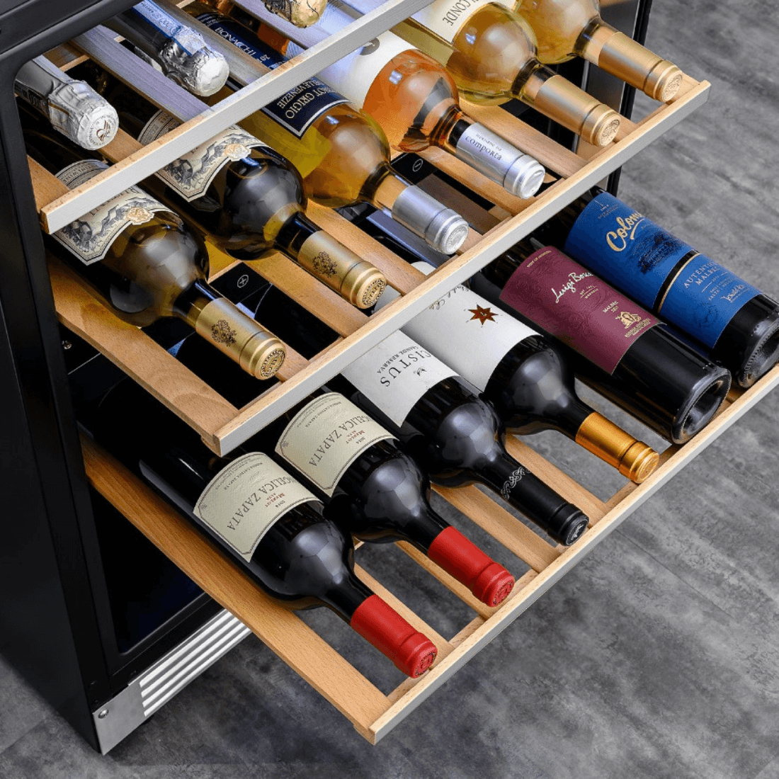 Adega de vinhos com 43 garrafas organizadas em prateleiras de madeira, ideal para conservação de vinhos.